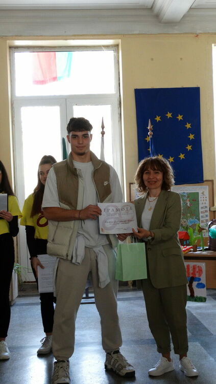 Гимназисти от ПМГ превърнаха отпадъците в изкуство