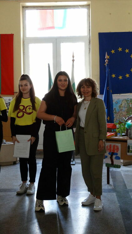 Гимназисти от ПМГ превърнаха отпадъците в изкуство