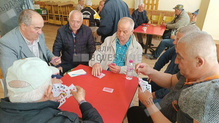 Българи и турци седнаха на една трапеза за Великден в пенсионерския клуб, чакаха напразно от Общината да ги уважат