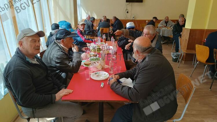 Българи и турци седнаха на една трапеза за Великден в пенсионерския клуб, чакаха напразно от Общината да ги уважат