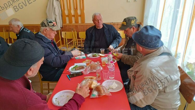 Българи и турци седнаха на една трапеза за Великден в пенсионерския клуб, чакаха напразно от Общината да ги уважат