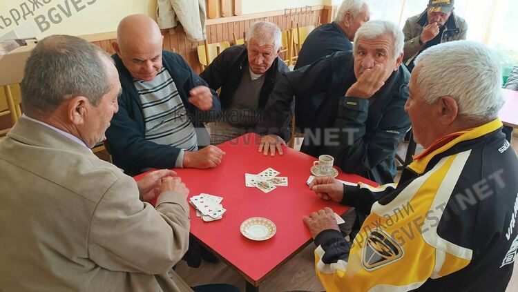 Българи и турци седнаха на една трапеза за Великден в пенсионерския клуб, чакаха напразно от Общината да ги уважат