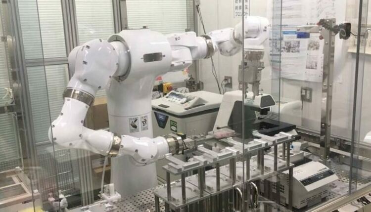 Роботи наглеждат напредъка на клетките докато станат годни за трансплантация в борбата със заболявания като Паркинсон, макулна дегенерация, увреждания на гръбначния стълб и др.
