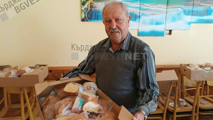 Българи и турци седнаха на една трапеза за Великден в пенсионерския клуб, чакаха напразно от Общината да ги уважат