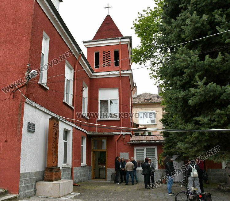 Празнична литургия преди Великден в арменската църква в Хасково 