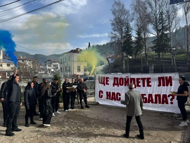 Абитуриенти от Борино с трогателен жест към своя директор