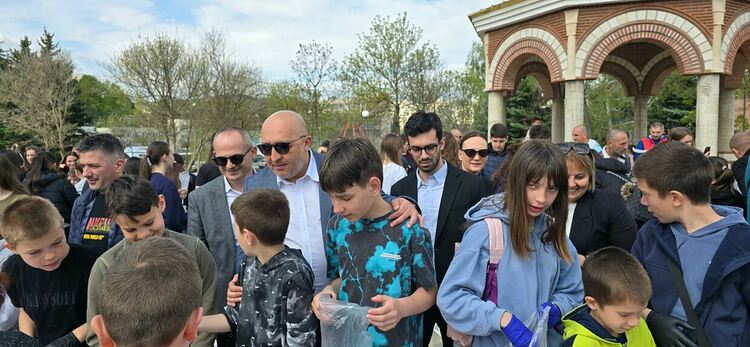 Кметът Ерол Мюмюн уважи ритуалът по боядисване на великденски яйца в манастирски комплекс "Св.Йоан Предтеча" в Кърджали