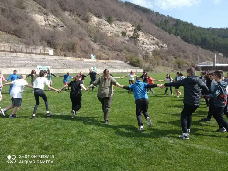 Ученици от СУ „Христо Ботев“ – Девин се включиха в образователна инициатива за Седмицата на гората