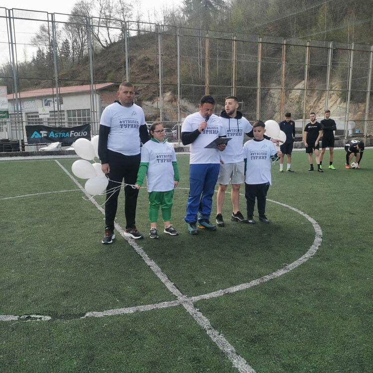 14 отбора се включиха в благотворителния турнир „Смолян къп 2025“ в подкрепа на Денис 