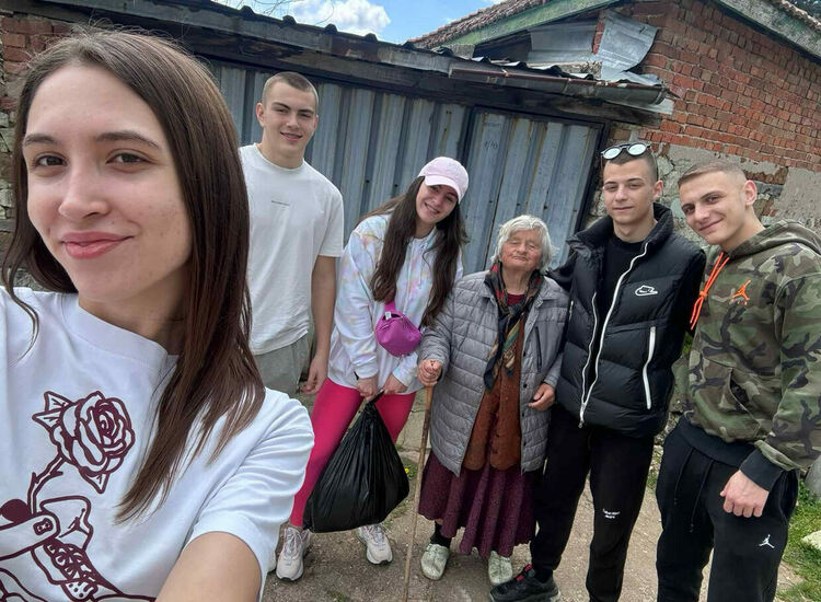 Хасковлии зарадваха с хранителни продукти хора от селата в общината 