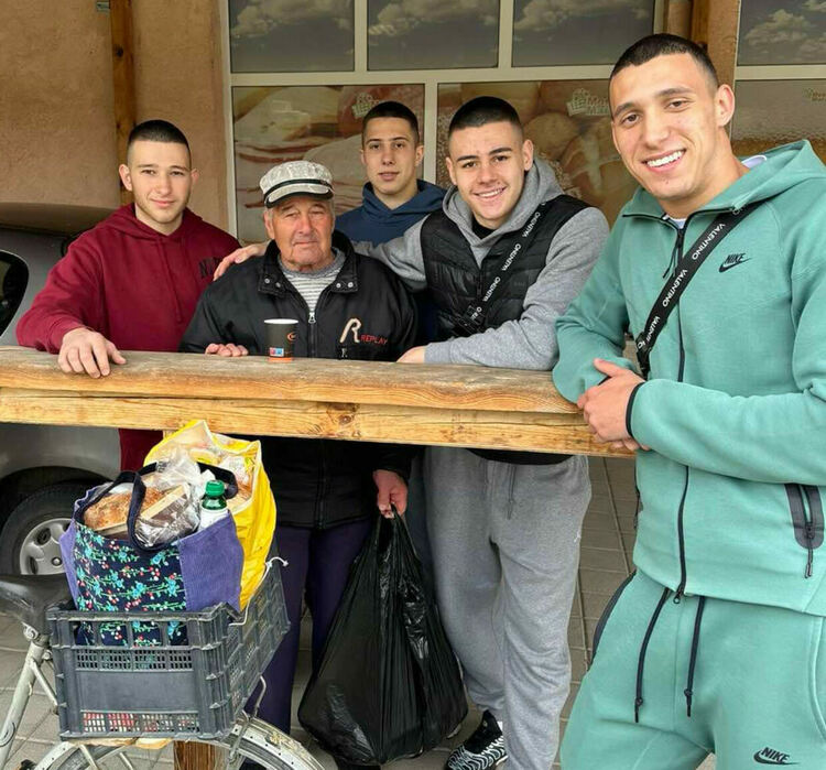 Хасковлии зарадваха с хранителни продукти хора от селата в общината 