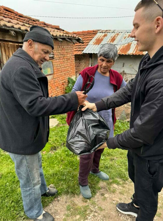 Хасковлии зарадваха с хранителни продукти хора от селата в общината 