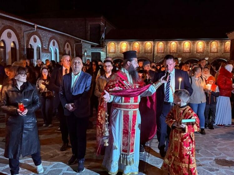 Стотици се стекоха в манастира "Св.Йоан Предтеча" в Кърджали за да посрещнат Великден