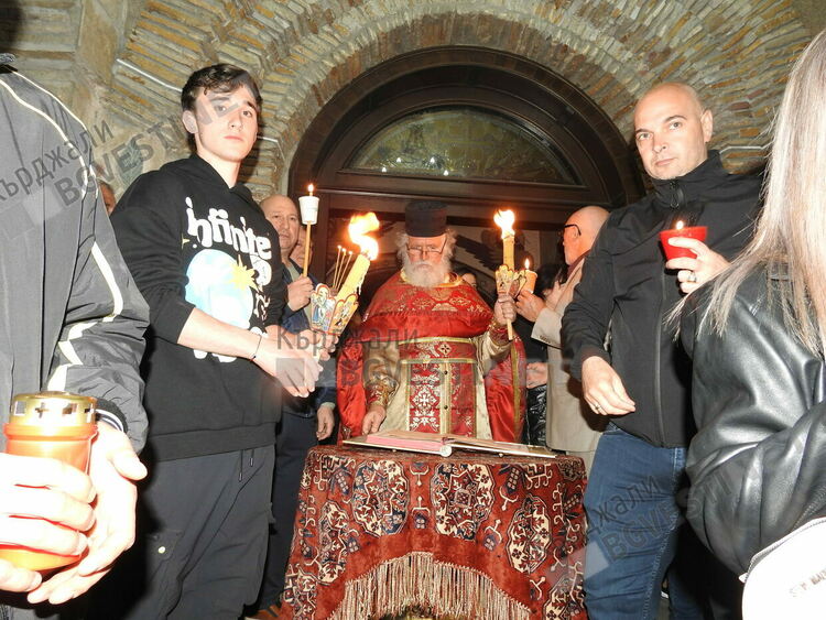 Христос Воскресе! Благодатният огън стигна до кърджалийци/снимки/