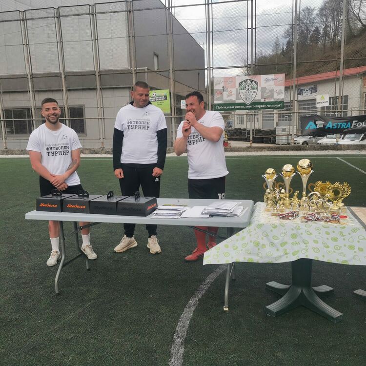 Близо 16 000 лева събра благотворителният футболен турнир в помощ на 9-годишния Денис Кисьов в Смолян (Галерия) 