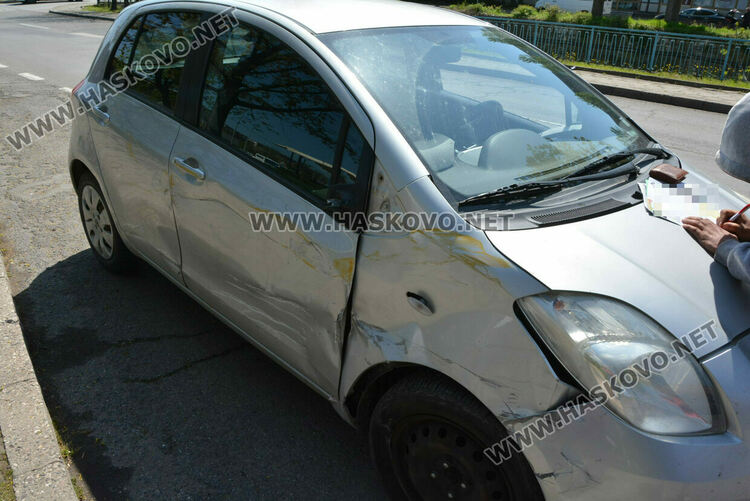 Лек автомобил блъсна камион на ВиК в Хасково