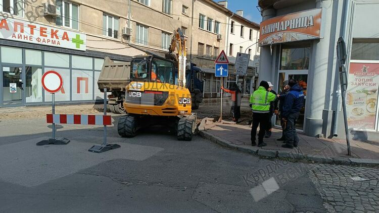 Ремонтите на улиците в Кърджали не секнаха и в навечерието на Великден,ударно се работи по „Републиканска”