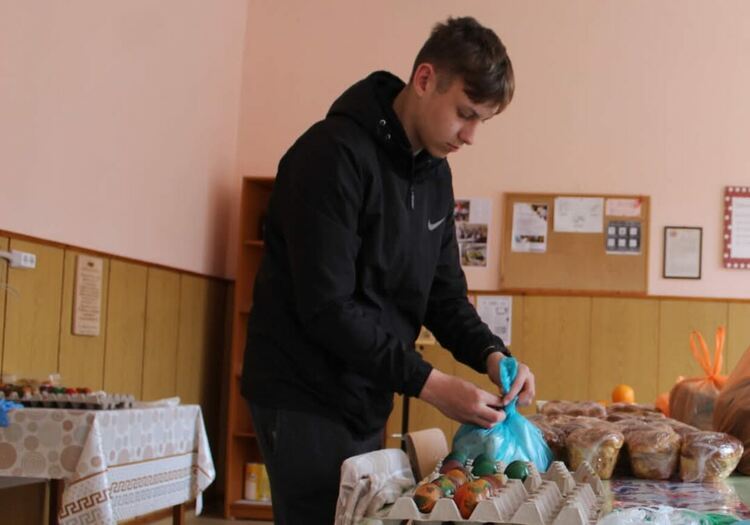 Ученици от ПГЕ "А. С. Попов" в Девин зарадваха възрастни хора за Великден