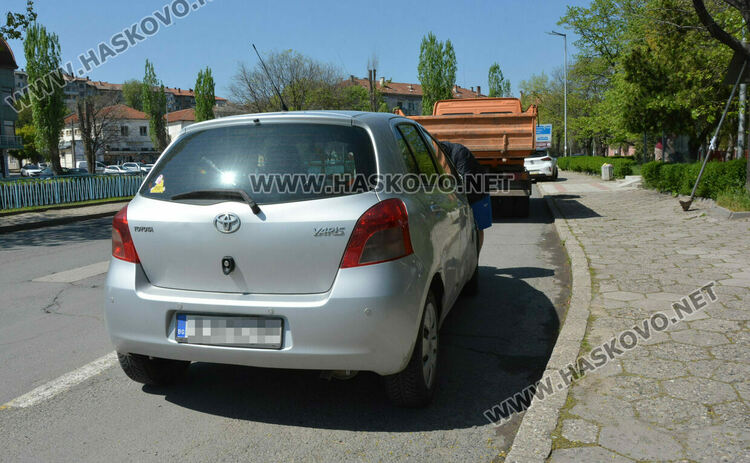 Лек автомобил блъсна камион на ВиК в Хасково