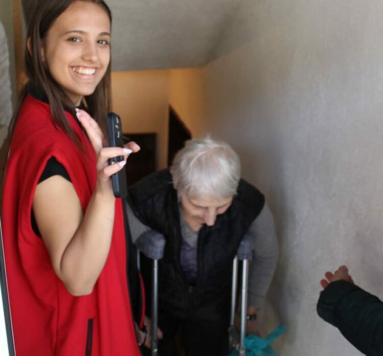 Ученици от ПГЕ "А. С. Попов" в Девин зарадваха възрастни хора за Великден