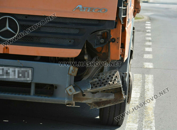 Лек автомобил блъсна камион на ВиК в Хасково