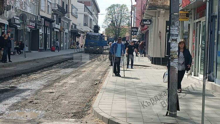 Ремонтите на улиците в Кърджали не секнаха и в навечерието на Великден,ударно се работи по „Републиканска”