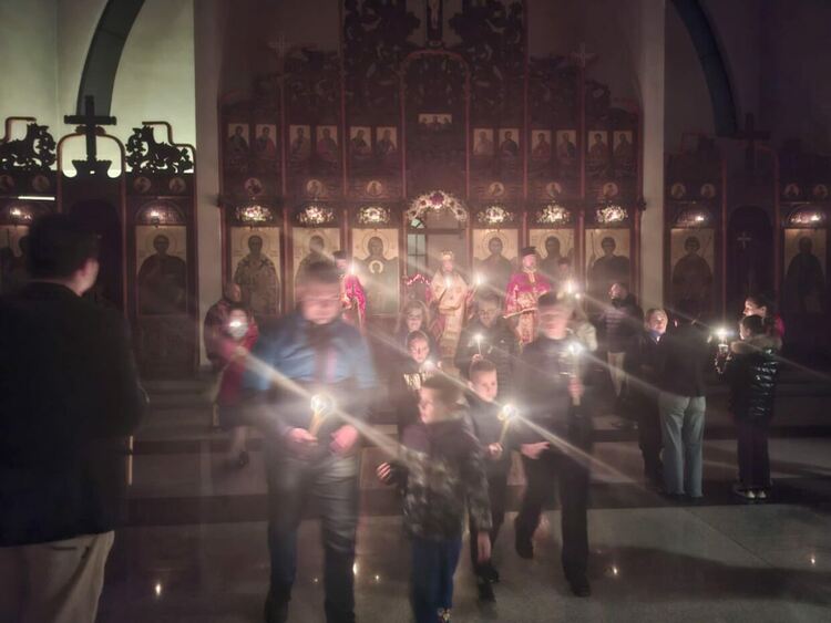 Стотици миряни се събраха в Смолян за празничната служба на Възкресение Христово