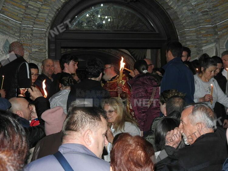 Христос Воскресе! Благодатният огън стигна до кърджалийци/снимки/