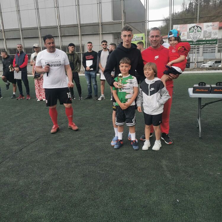 Близо 16 000 лева събра благотворителният футболен турнир в помощ на 9-годишния Денис Кисьов в Смолян (Галерия) 