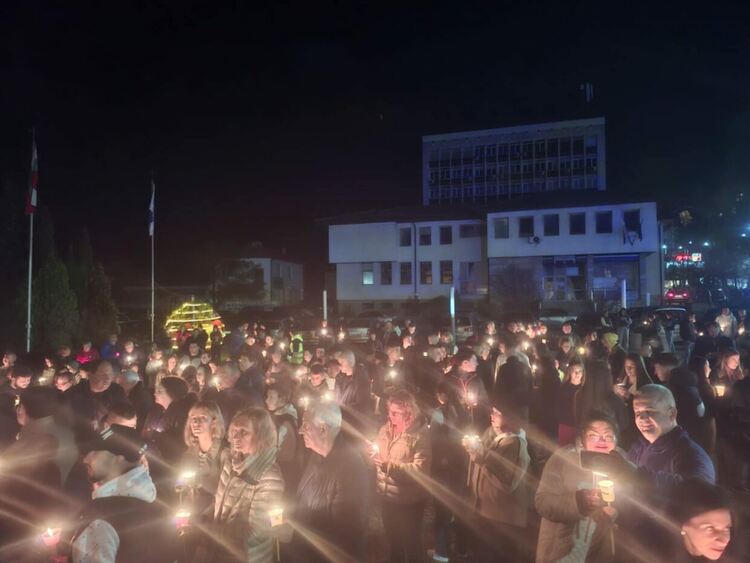 Стотици миряни се събраха в Смолян за празничната служба на Възкресение Христово