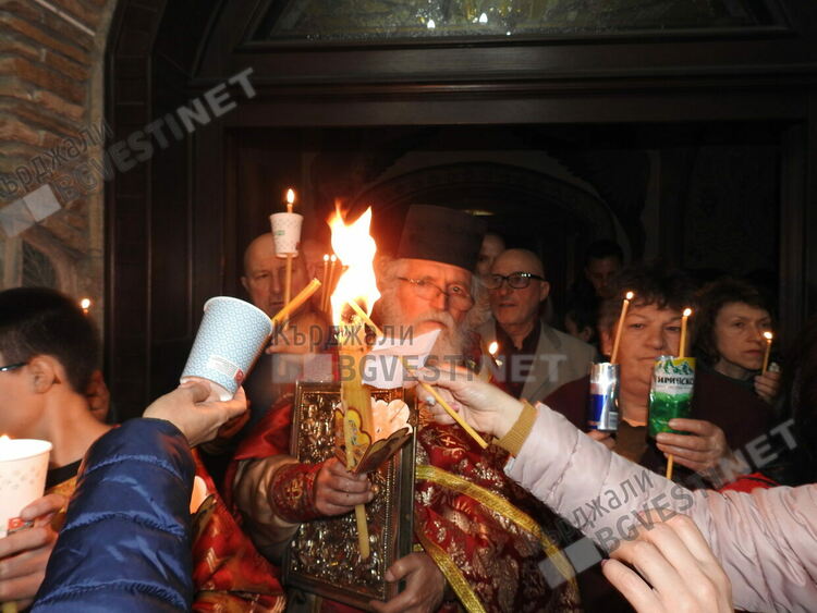 Христос Воскресе! Благодатният огън стигна до кърджалийци/снимки/