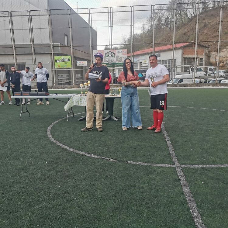 Близо 16 000 лева събра благотворителният футболен турнир в помощ на 9-годишния Денис Кисьов в Смолян (Галерия) 