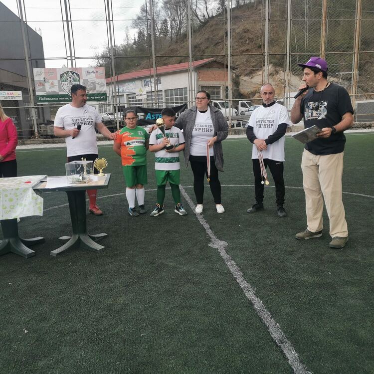 Близо 16 000 лева събра благотворителният футболен турнир в помощ на 9-годишния Денис Кисьов в Смолян (Галерия) 