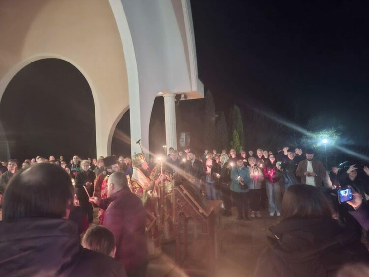 Стотици миряни се събраха в Смолян за празничната служба на Възкресение Христово