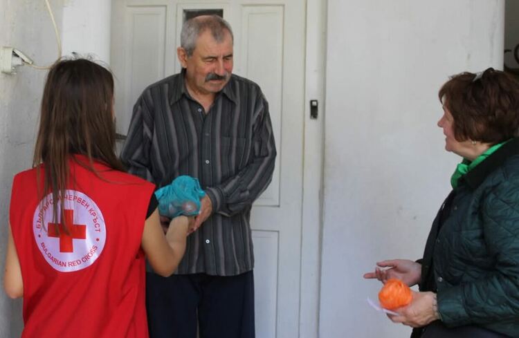 Ученици от ПГЕ "А. С. Попов" в Девин зарадваха възрастни хора за Великден