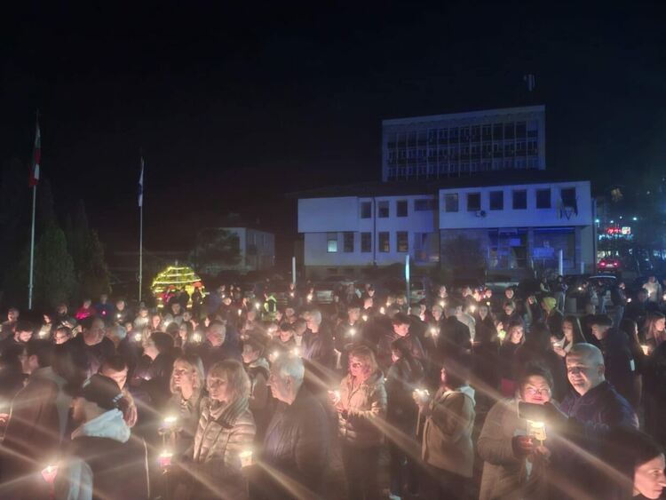 Стотици миряни се събраха в Смолян за празничната служба на Възкресение Христово