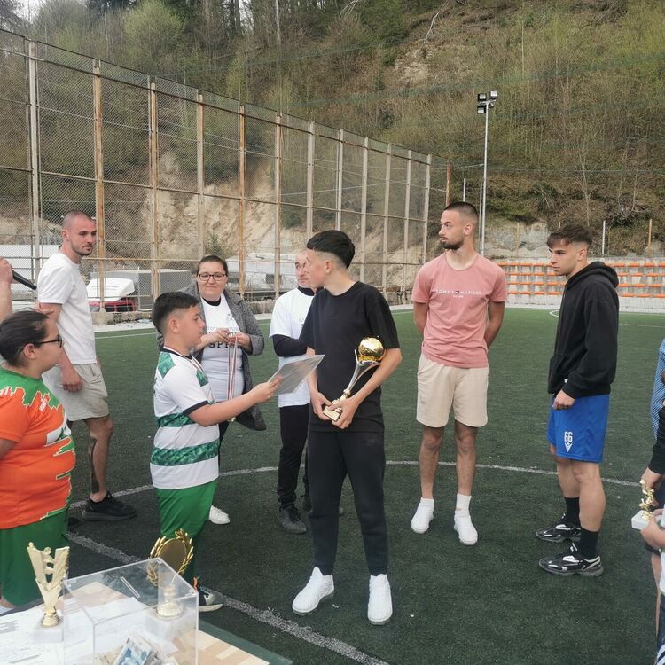 Близо 16 000 лева събра благотворителният футболен турнир в помощ на 9-годишния Денис Кисьов в Смолян (Галерия) 