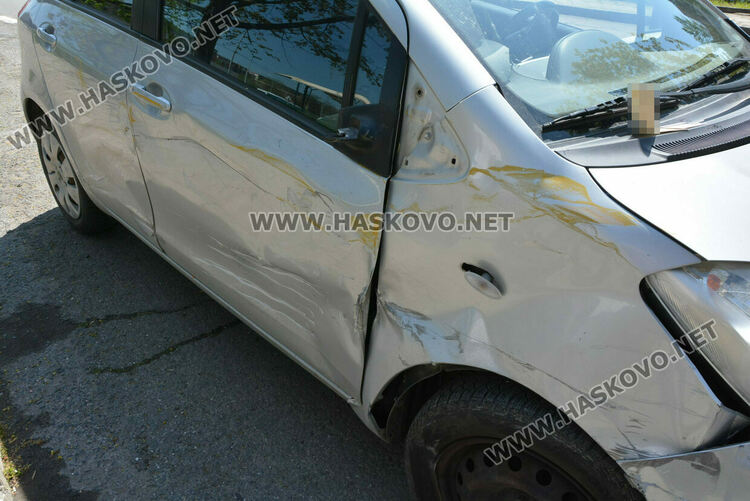 Лек автомобил блъсна камион на ВиК в Хасково