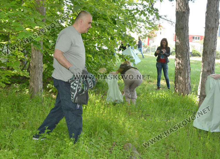 РИОСВ и Областна администрация с акция по почистване на отпадъци в Хасково