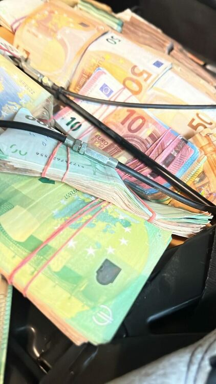 Откриха рекордна недекларирана валута за над 1 млн. лв. в автобус