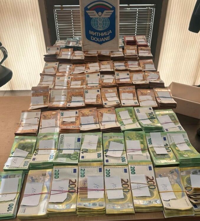 Откриха рекордна недекларирана валута за над 1 млн. лв. в автобус
