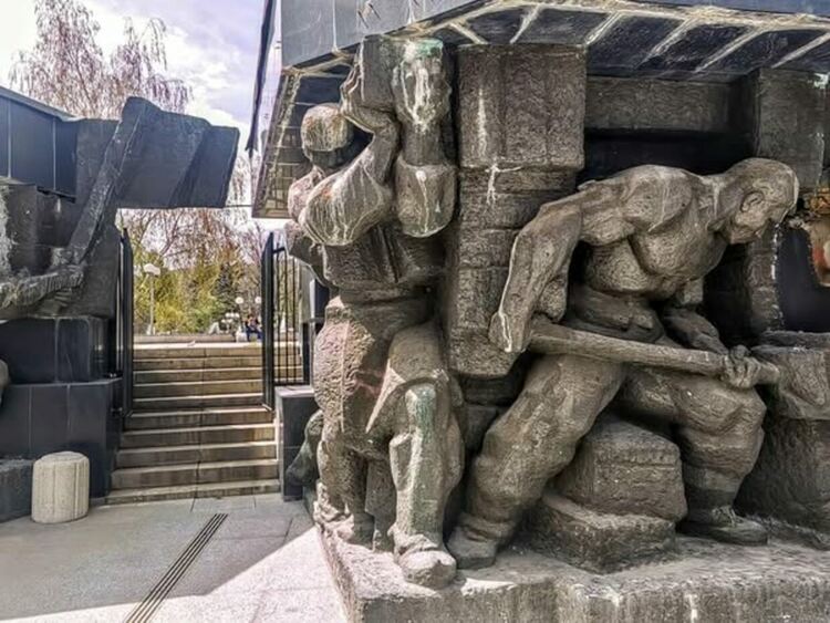 Мемориалът на миньорския труд в Перник отново е отворен