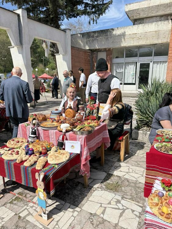 Регионалният конкурс „Червен, червен Великден“ събра творческия дух и традициите в село Извор
