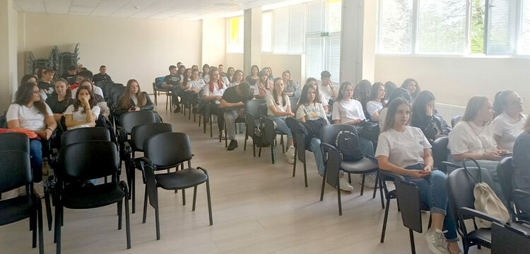 Ученичка от ФСГ-Хасково разкри тайната на банкнотите в Световната седмица на парите