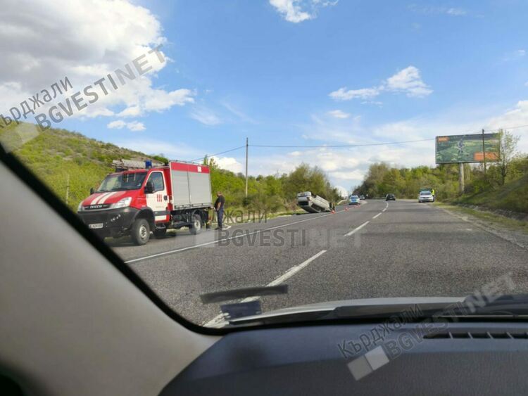 Три катастрофи по празниците в Кърджалийско,"Сузуки" се обърна по таван