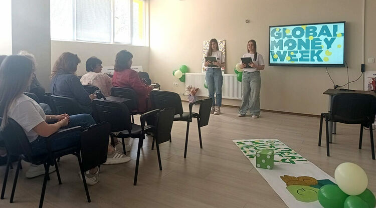 Ученичка от ФСГ-Хасково разкри тайната на банкнотите в Световната седмица на парите