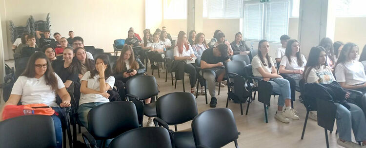 Ученичка от ФСГ-Хасково разкри тайната на банкнотите в Световната седмица на парите