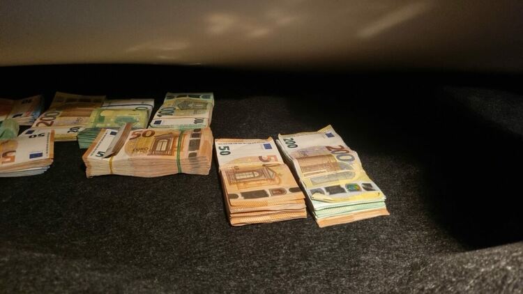 Откриха рекордна недекларирана валута за над 1 млн. лв. в автобус