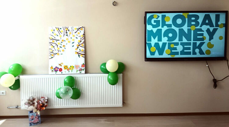 Ученичка от ФСГ-Хасково разкри тайната на банкнотите в Световната седмица на парите