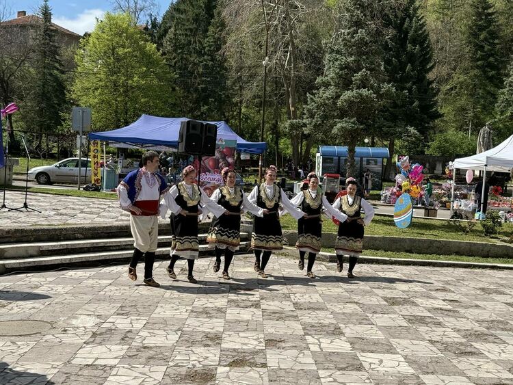 Регионалният конкурс „Червен, червен Великден“ събра творческия дух и традициите в село Извор